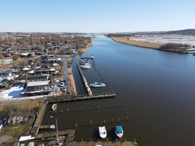 Luftfoto af klubbens broer og vandpladser ved Randers Fjord