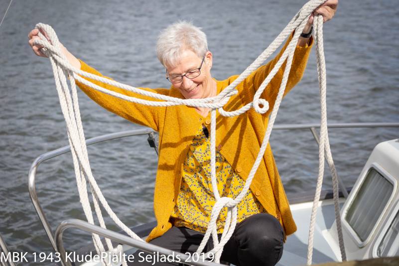 To medlemmer med gavekurve i klubhuset