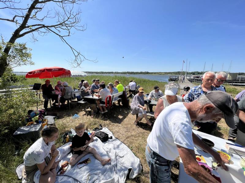 Medlemmer samlet til frokost i det grønne ved fjorden på klubbens ø-tur